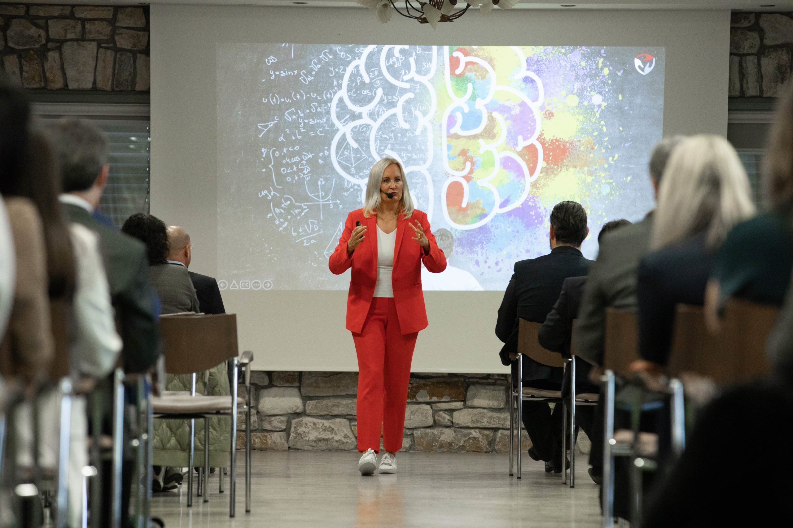 Vortragsrednerin Nicole Truchseß präsentiert zum Thema Recruiting und Neuroscience